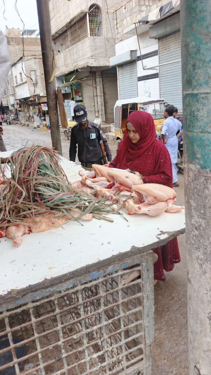 CommissionerKhi's tweet photo. Assistant Commissioner SITE Conducted price checking at Pak Colony on vegetables, fruits, chicken, eggs and grocery items. Heavy fine was imposed on violations.
#CommissionerKarachi #karachi #pricechecking #DistrictKeamari #DistrictAdministration #GovtofSindh https://t.co/lzCN0MBI4A