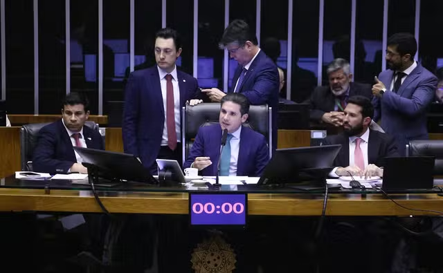 eleicoesempauta's tweet photo. 🇧🇷 Câmara deve votar hoje uma Emenda na Constituição para que a abertura de processos criminais contra deputados e senadores só ocorra com AUTORIZAÇÃO PRÉVIA do Congresso (G1).

Lei similar vigorou entre 1988 e 2001 e, em mais de 250 pedidos de abertura, APENAS UM foi autorizado. https://t.co/ESYifEJrNl