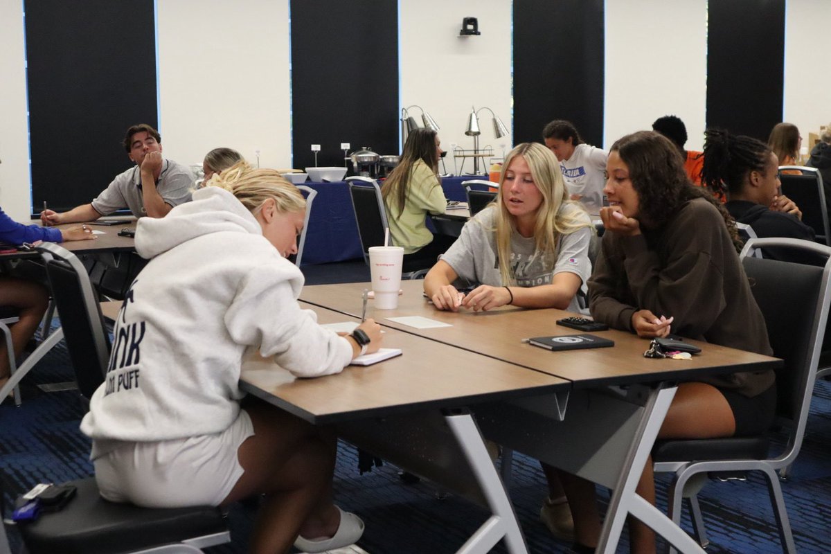 GatorsExp's tweet photo. Great teams start with great leaders! βοΈ
1st session of GatorsLead Teams: β
Explored forms of leadership & leading with purpose
β
Reflected on showing up as leaders
β
Began shaping paths toward positive influence on and off the field!
#GatorsLead π https://t.co/RxgJkKXSpC