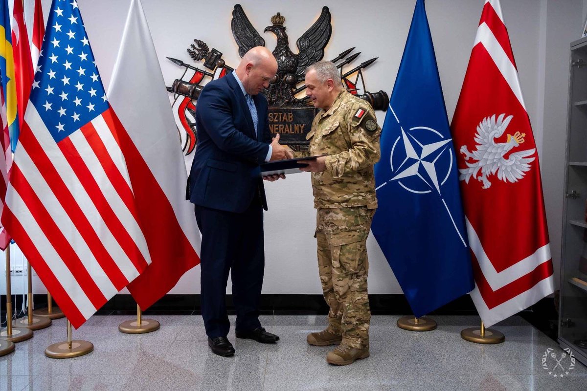 USEmbassyWarsaw's tweet photo. Ambasador Whitaker wziął udział w briefingu dotyczącym Tarczy Wschód oraz #IronDefender25 w @SztabGenWP , podczas którego poruszono temat wspólnych ćwiczeń sił amerykańskich i polskich, podczas których nasi żołnierze szkolą się ramię w ramię, demonstrując największe atuty NATO: gotowość zbiorową, wiarygodne odstraszanie oraz przywództwo sojuszników takich jak Polska. @USAmbNATO Whitaker i Chargé d'Affaires @USEmbassyWarsaw Stephanie Holmes wzięli również udział w kolacji służbowej z Ministrem Pawłem Zalewskim @ZalewskiPawel @MON_GOV_PL , podczas której omówili zaawansowaną współpracę obronną pomiędzy Stanami Zjednoczonymi a Polską oraz kluczowy wkład Polski w jedność i siłę NATO.