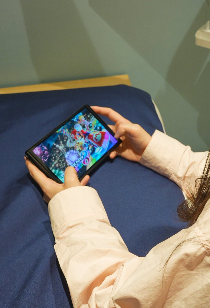 전용기 테마라 처음엔 궁금해서 갔는데 생각보다 좋았어요 스테이패스포트 에어플레인이라는 곳인데 커스텀 티켓도 있고, 다다미에서 티 마시고 스크린으로 영화 보다가 스위치 겜까지 가능한 게 편했어요