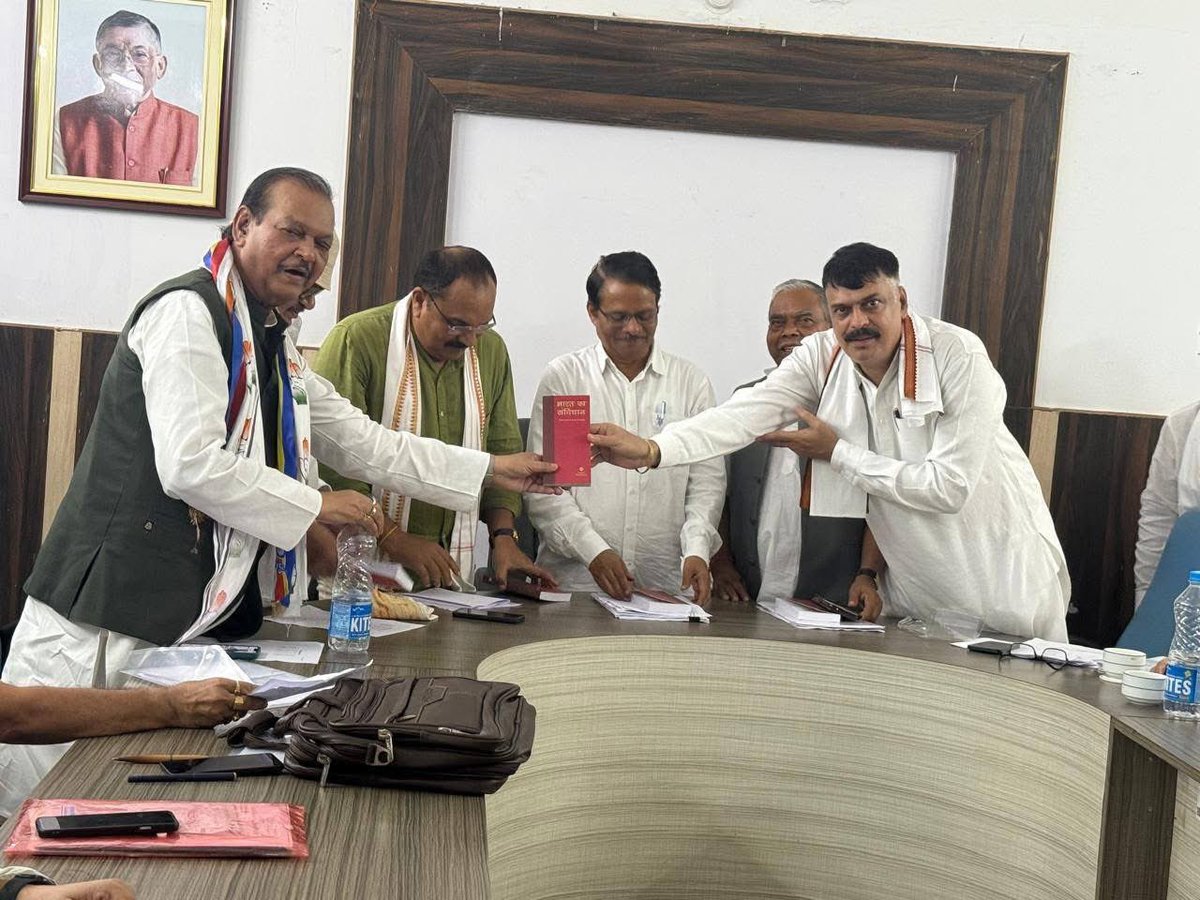 MahtoKeshavINC's tweet image. 📍दुमका

संगठन सृजन अभियान 2025 के तहत संथाल परगना संभाग के जिला कांग्रेस अध्यक्षों, जिला पर्यवेक्षकों, जीपीसीसी पर्यवेक्षकों और यूएलबी पर्यवेक्षकों के साथ दुमका सर्किट हाउस में जीपीसीसी और नगर समितियां के गठन पर चर्चा के बाद @INCIndia के सी०डब्लू०सी० के स्थाई आमंत्रित सदस्य एवं…
