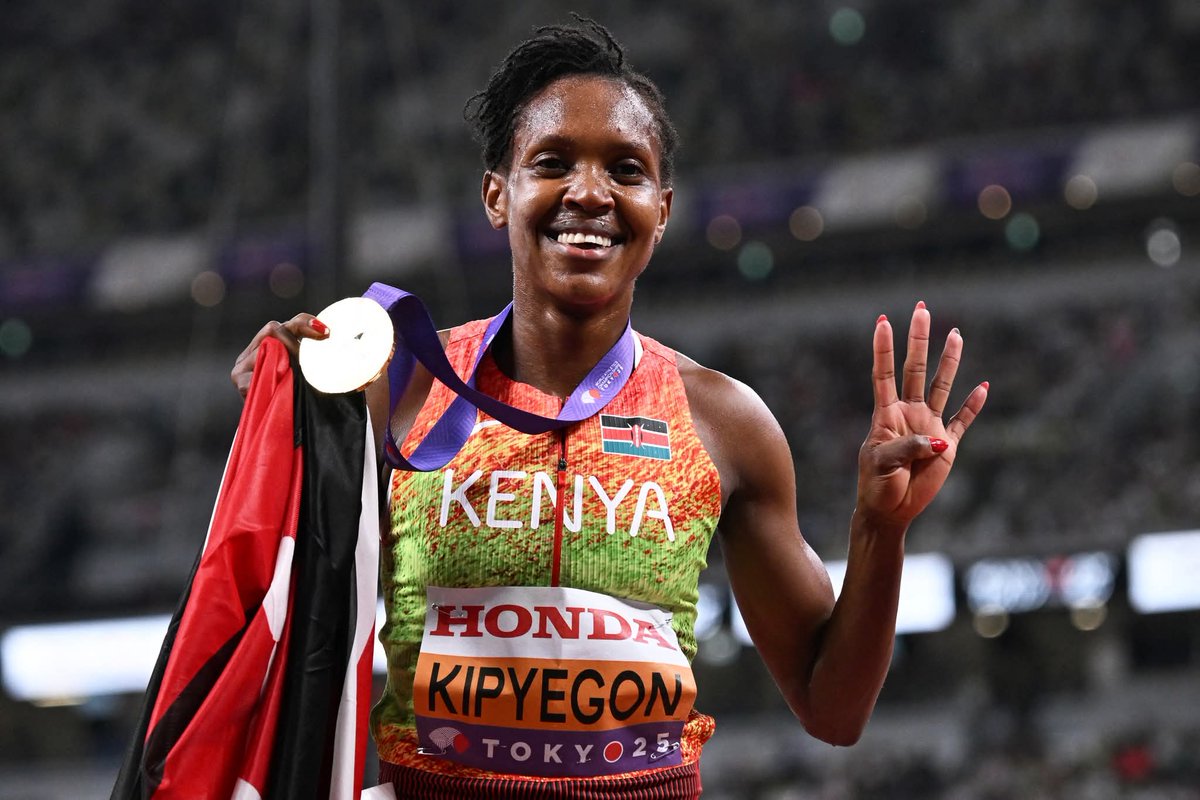 Faith Kipyegon consigue su cuarto oro mundial en los 1.500 metros lisos con 31 años de edad: "Este era mi sueño, otro título mundial, seguir haciendo historia. Estoy tan feliz de estar en Tokio, me trae tantos recuerdos de los Juegos Olímpicos".