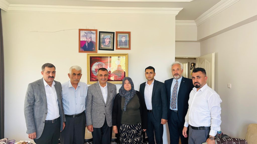 Besni Ziyaretimizde 2010 yılında Hakkari/Yüksekova’da vatanı ve bayrağı uğruna şehit olan kahraman mehmetçiğimiz Piyade Uzman Onbaşı Abidin TANRIKOLU’nun kıymetli ailesini de ziyaret ederek Cumhurbaşkanımız Recep Tayyip ERDOĞAN’ın selamlarını ve Terörsüz Türkiye yolunda kaleme