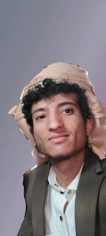 لوجع إنه يخونك القريب
ولا الألم إنه بجرحك يبتسم

​ما يفيدك لو تروح عند الطبيب
ودواه ما ينفع لجرحك يلتئم

​كان هانت لو تجيك من الغريب
بس بتجيك من الذي فيه تحتزم

#الشاعر
#ابوسيف