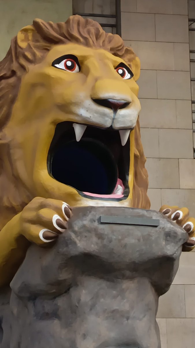 La alcaldesa de Zaragoza, <a href="/ChuecaNatalia/">Natalia Chueca</a>, ha presentado esta tarde en sociedad al “nuevo símbolo de la alegría y el espíritu festivo que recorrerá todos los distritos de la ciudad en el próximo #Pilar25: el #LeónGarganchón. 
Se trata de un nuevo tobogán infantil itinerante que