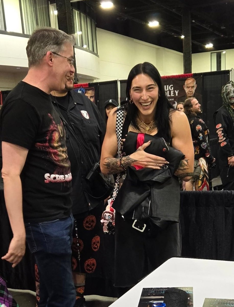 VladVilcu3's tweet image. Look at her !!!
She was so happy to meet him!! 🥹🥹