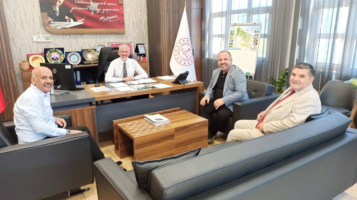 Şube başkanımız Yusuf Sabaz ve Çatalca ilçe başkanımız Mesut Bebek 
Çatalca ilçe milli eğitim müdürümüz  Süleyman Ceylan'ı ziyaret etti. Yapılan ziyarette eğitimle ilgili istişare ve değerlendirmelerde bulunuldu. Hoşsohbeti, ilgi ve alâkasından dolayı kıymetli müdürümüze teşekkür