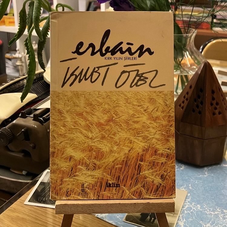 Aylar önce vitrinimden çalındı, döndü dolaştı, gezdi, geri geldi…
Bit pazarında arkadaşım İsmet beni bekliyordu.
Narodnikler birbirini bulur 🕊️