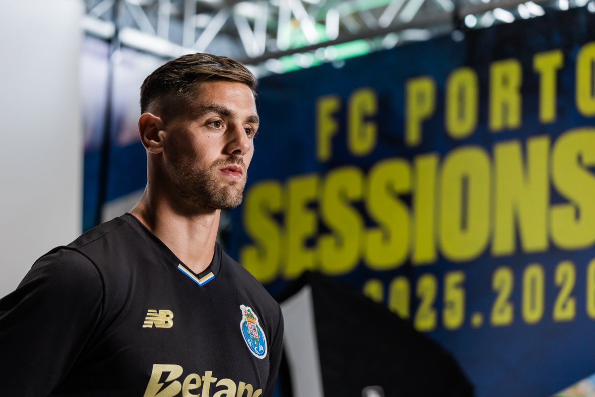 FCPorto's tweet photo. #FCPortoSessions 25/26 📸 Backstage 🔵⚪ https://t.co/RAzZhY51mI
