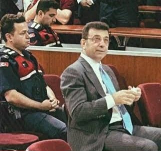 Görebileceğiniz en şerefli onurlu oturuş şekli,başı dik,alnı ak kimseye eyvallahı yok
Bu vatanın böyle babayiğitlere ihtiyacı var
Ayağına taş değmesin rabbim sayınızı artırsın Aslan parçası.
Öndeki de hırsız Ekrem...