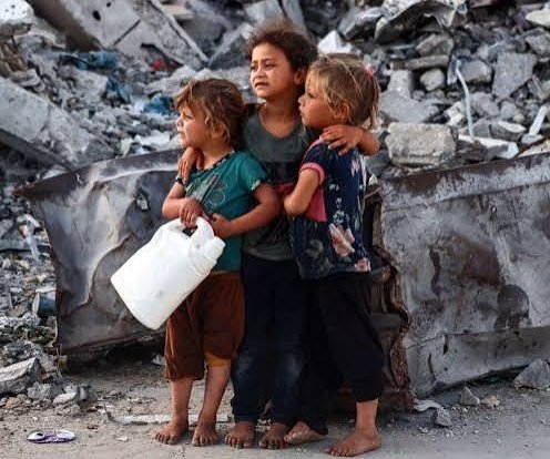 abdullahnaci's tweet photo. titanik batarken kurtulanlar,
boğulanların çığlıklarını duymamak için filikalarda şarkı söyleyip tempo tutarlarmış. gazze'de çocuklar katledilirken, insanlığın hiçbir şey yokmuş gibi eğlencesine devam etmesini buna benzetiyorum biraz ben. https://t.co/UmTJTw87kM
