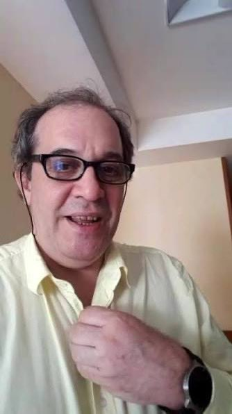 Adrián Gindin, profesor de Bioetica en la UBA que también insta a los alumnos a marchar contra Milei o los pone como ausente, también obliga a los alumnos a convocar a la marcha con fotos y videos o los reprueba.