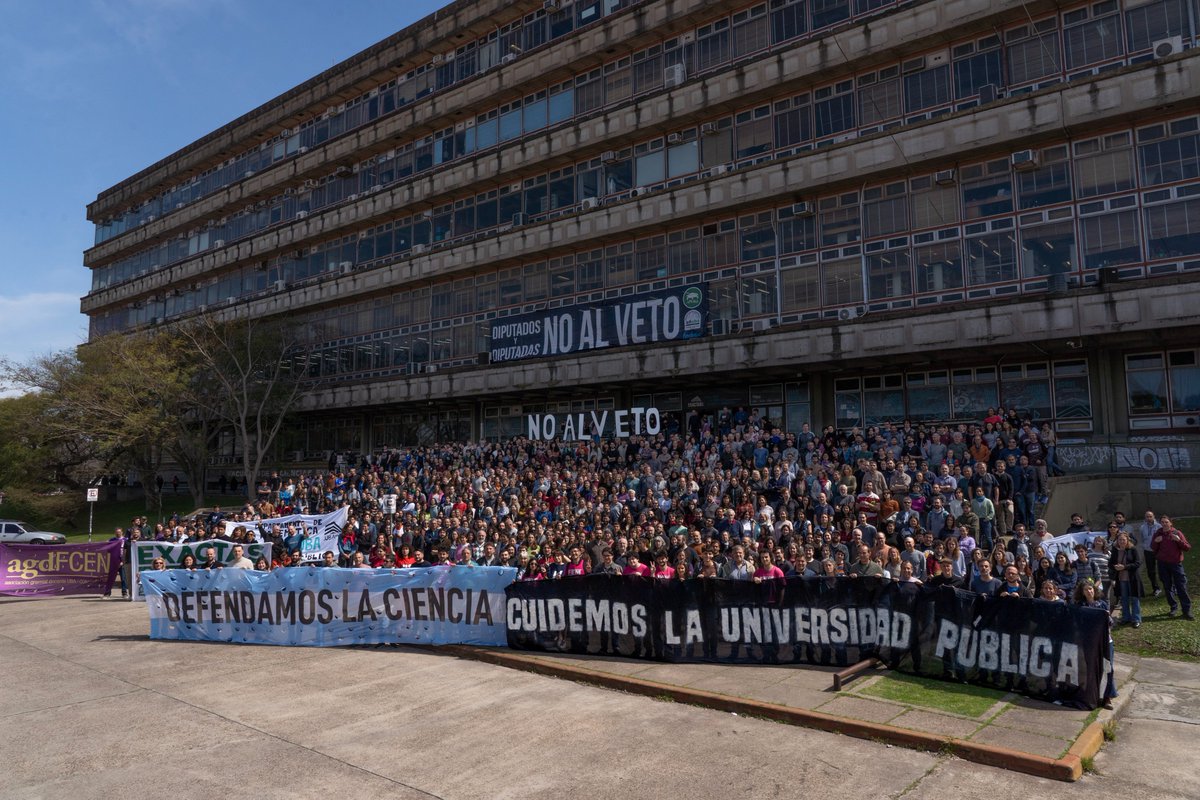 💪Hoy abrazamos a Exactas en defensa de la universidad pública y en rechazo al veto de la ley de Financiamiento Universitario del Poder Ejecutivo Nacional. 🤍

🗣️ Al finalizar el abrazo, en una nueva charla abierta, el decano Guillermo Durán y la vicedecana Valeria Levi