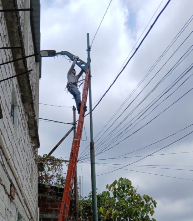 #181Responde 🔵🟡

📍 ¡Fuimos a la Cooperativa 26 de Febrero, en Mapasingue Este!

Ante un requerimiento ciudadano, miembros de Obras Públicas de la <a href="/alcaldiagye/">Muy Ilustre Municipalidad de Guayaquil</a> trabajó en: 

✅ Mantenimiento y reparación de luminarias.

¡Alcaldía trabajando! 👷🏻

#ConstruyendoLaCiudadDeTodos