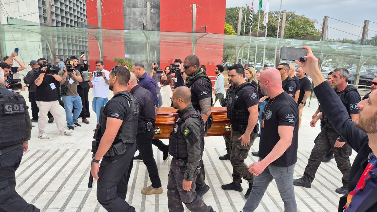 Na Assembleia Legislativa, uma despedida. O ex-delegado da polícia Civil do Estado de São Paulo, Ruy Ferraz Fontes, foi covardemente assassinado em Praia Grande. 
A polícia está investigando e com certeza vai punir os culpados. 
Muita força pra família e amigos. #Ruyferraz