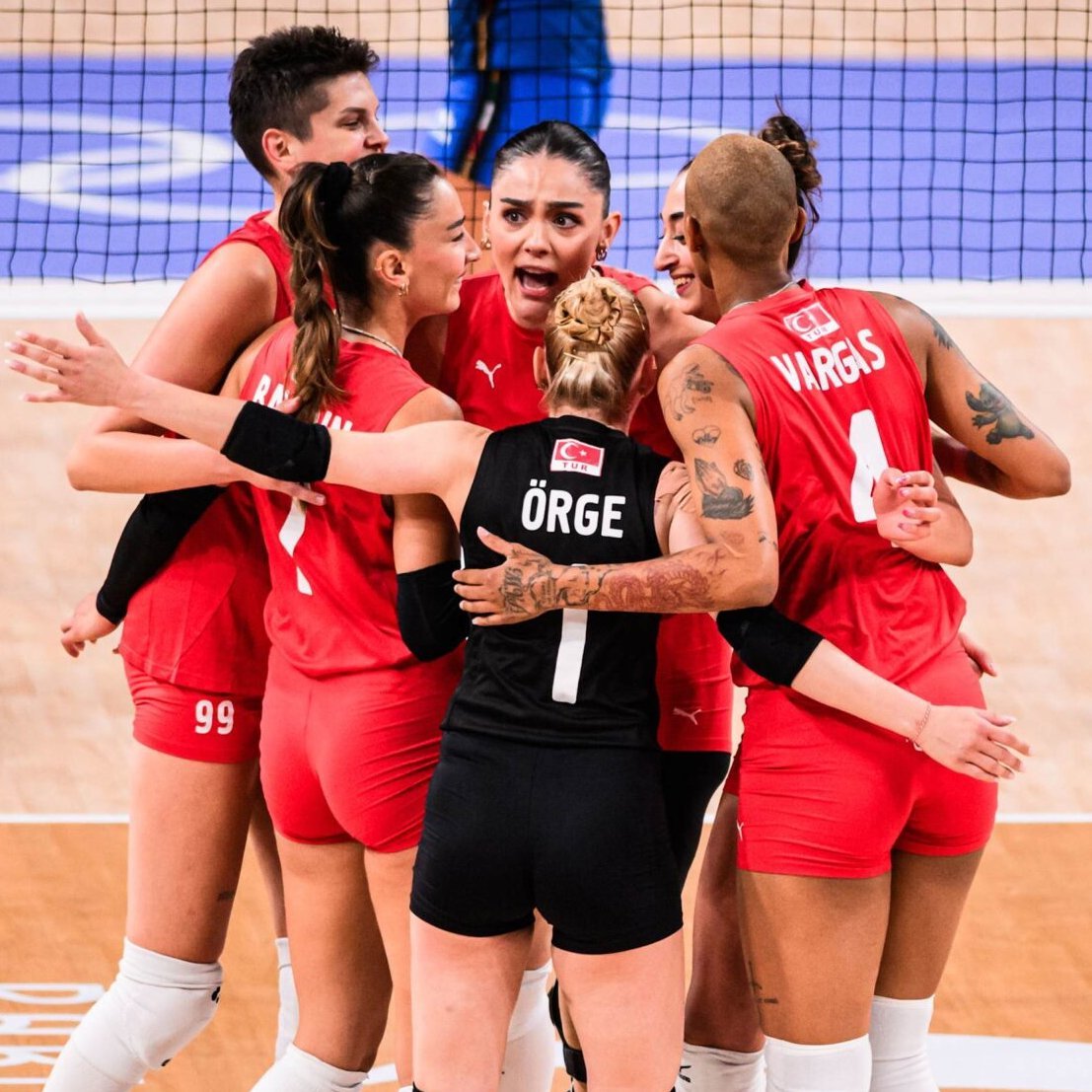 Temmzvolley's tweet photo. 🇮🇹Anna Danesi; 

 "🇹🇷Türkler hakkında kuşkusuz şunu söyleyebilirim: Bana hiç sempatik gelmediler. Onları aynı turnuvada iki kez yenmek ayrı bir zevk oldu. Uzun süre bizi hatırlayacaklar. 'Chill kızlara' karşı şansları yoktu." https://t.co/wVGzDMo8kw