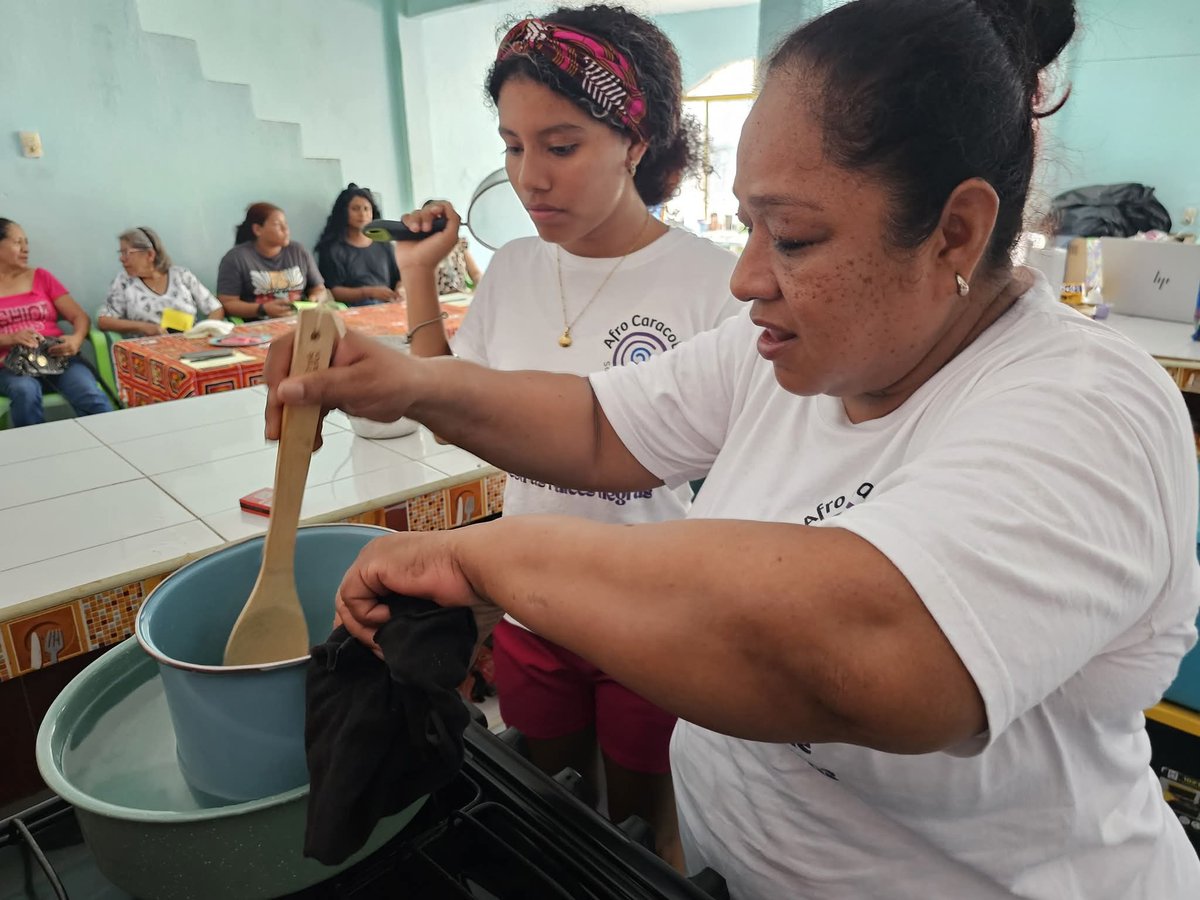 Impulsamos la autonomía económica de las mujeres #afromexicanas a través de  una tallercita de elaboración de pomadas artesanales 💜

Dialogamos sobre la importancia de nuestro empoderamiento y los saberes ancestrales. 📌

#cimarronas #autonomia #empoderamiento