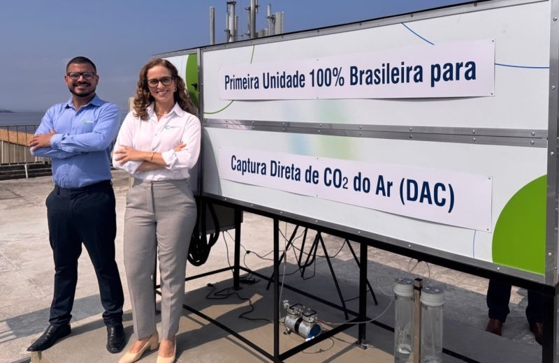 Um protótipo nacional para captura direta de CO₂ da atmosfera foi lançado pela startup CarbonAir Energy, residente na Incubadora de Empresas da <a href="/CoppeUFRJ/">Coppe UFRJ</a>, em parceria com o Laboratório de Reatividade de Hidrocarbonetos, Biomassa e Catálise da UFRJ: abrir.link/Rgoux