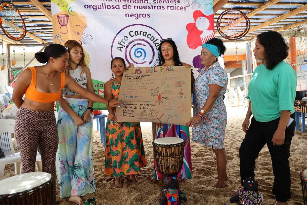 Regresan nuestras Tallercitas de #identidad para promover la #autoadscripción negra.
Dialogamos sobre la herencia cultural que nos han dejado nuestras ancestras, desde la música, la gastronomía, las costumbres y las expresiones que nos identifican como mujeres afromexicanas. 🐚