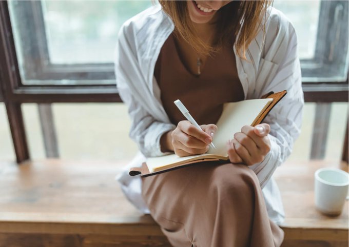 ما هي الكتابة العلاجية؟ اكتشفي معنا كيفية استخدام الإبداع في تعزيز الصحة نفسيًا وعاطفيًا 