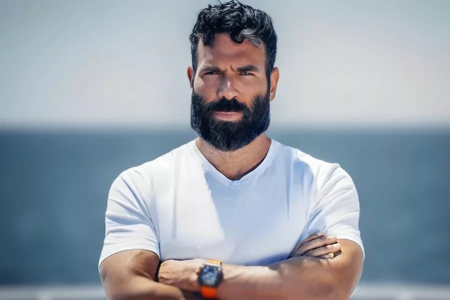 🔴Dan Bilzerian:

“Yahudiler bizi bölmek için umutsuzca uğraşıyor; sağa karşı solu, siyaha karşı beyazı birbirine düşürmek, asıl sorunlarımızın kökünde kimin olduğunu gizlemek için her yolu deniyorlar.

Bu tam anlamıyla klasik bir ‘böl ve yönet’ taktiği. 

Yahudi üstünlüğünü