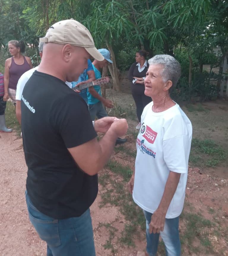 GHNordelo5's tweet photo. Guane adentro, en el lugar que le dicen La Pollera, como quien va para Paso Piedras, vive Nereyda, Coordinadora de la Zona #52 de los #CDRCuba. Hoy le hicimos un "asalto" en reconocimiento a su destacada trayectoria. #Cuba #65AniversarioCDR #SomosDelBarrio https://t.co/PSGktOwcLd