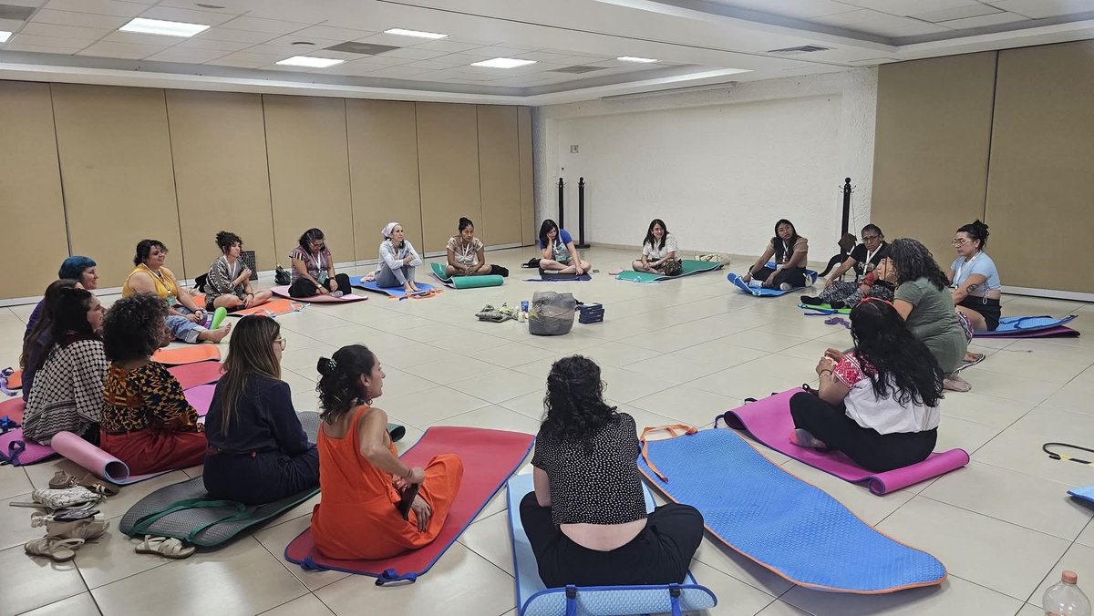 La #juventud afromexicana representando Afrocaracolas🙌🏾
Nos encontramos reunidas 88 organizaciones en el Encuentro de Fondo Semillas "Entrelazando nuestras utopías" 🗣️✅
Un espacio de autocuidado y cuidado colectivo.
#OrgullosamenteNegras
#encuentro #amor #trabajo