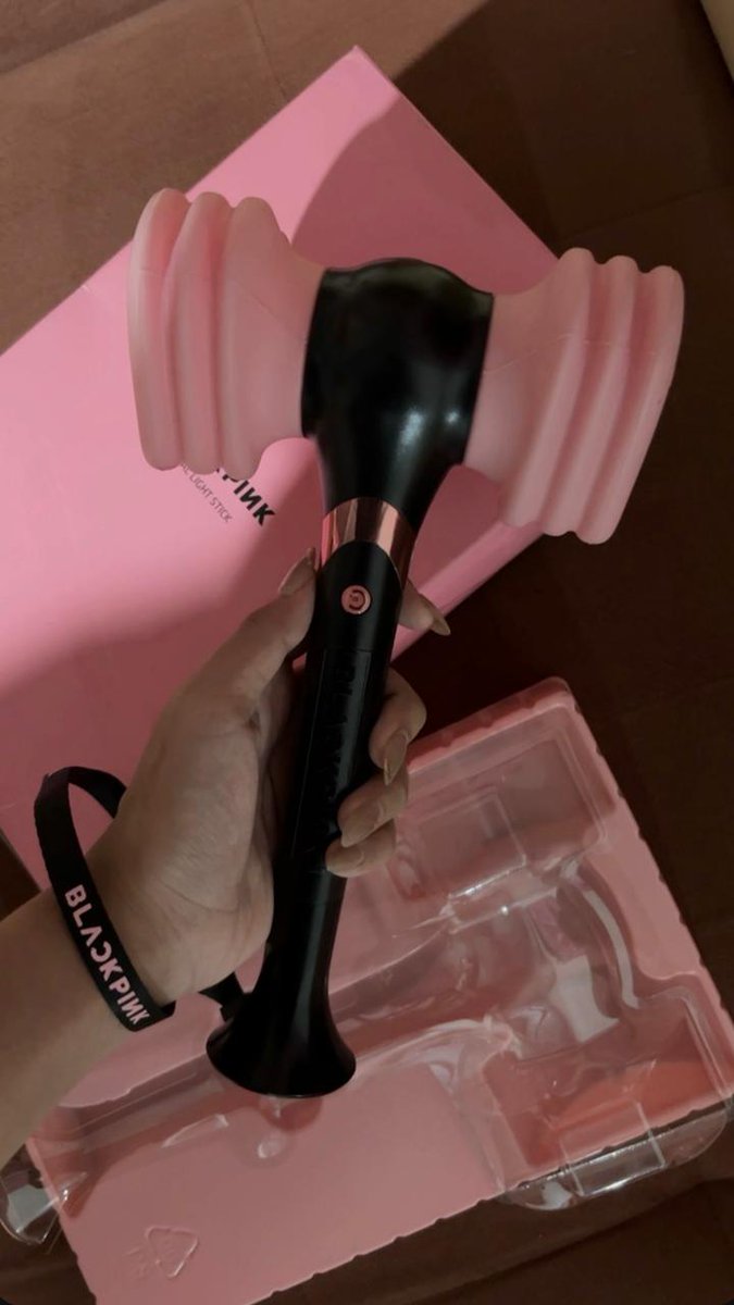 awleoeo's tweet photo. [ help rt! ] WTS Lightstick BLACKPINK Ver 1 OFFICIAL 

💵 350k, NEGOTIABLE 
📍smg, ina
good condition, boleh dm for details yaaa

t. blackpink lightstick pyongbong https://t.co/LN4hdxNtGB