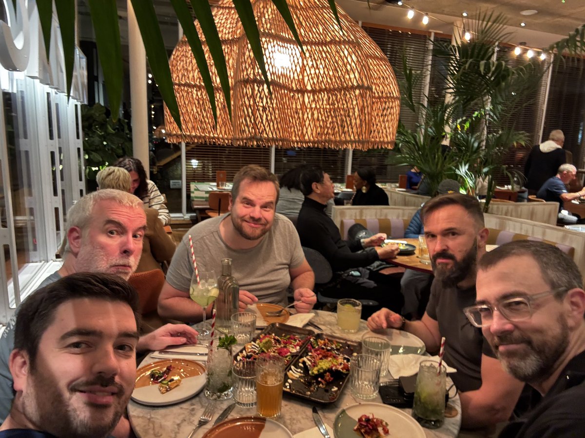mvandriessen's tweet image. Gathering of friends #explore3word #VMwareExplore