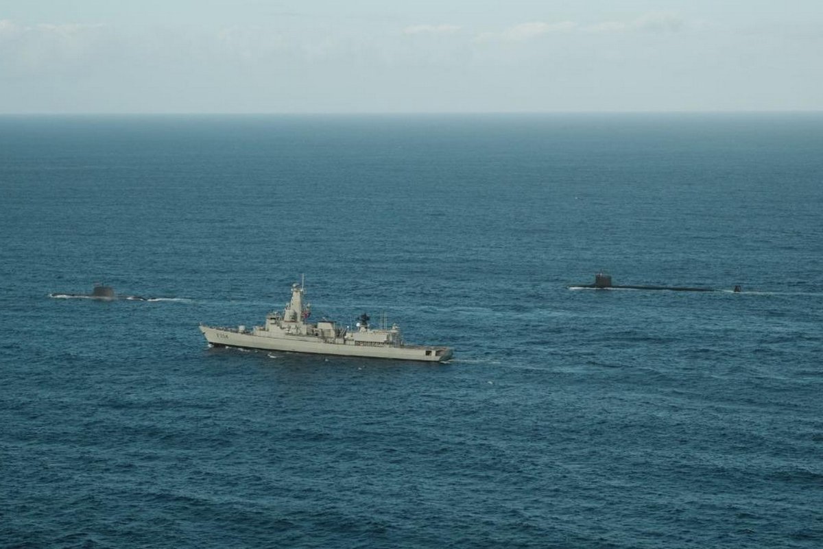 Submarinos NRP Tridente (à esq.ª) Marinha Portuguesa e USS New Mexico (SSN 779) Marinha EUA, acompanhados pela fragata NRP Francisco de Almeida (F334) da Marinha Portuguesa, costa de Portugal, Set2025, no exercício "Dynamic Messenger" - REPMUS. Mais info espada-e-escudo.blogspot.com/2025/09/submar…