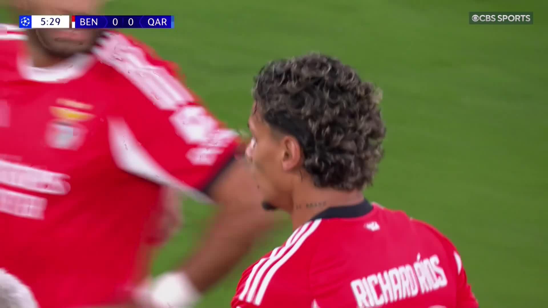 Benfica wasting NO time ⚡️Enzo Barrenechea with the glancing header to the back corner 🎯