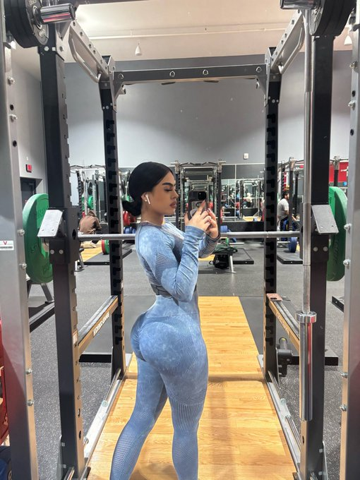 itzYaneli's tweet photo. wanna hit leg day w me or something else :) https://t.co/zwGglH4G1R