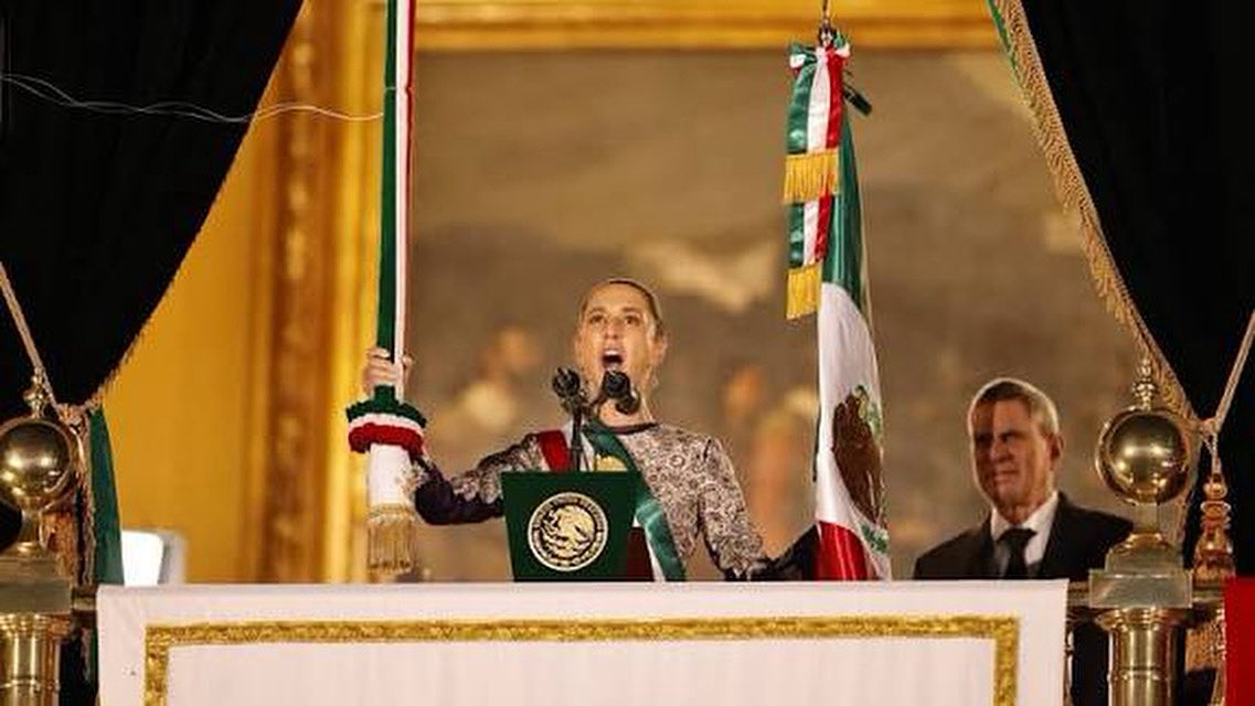 NadiaLV5's tweet photo. Anoche México gritó con voz de mujer, y ese eco quedará para siempre en la memoria colectiva, en la alegría de la utopía alcanzada. 

Viva México
¡Vivan las mujeres!
#15DeSeptiembre
#FiestasPatrias
https://t.co/JBwwpLdk6i https://t.co/7SBVlfiCgH