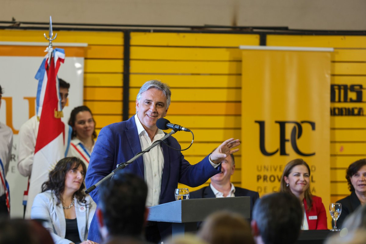 📚 El gobernador <a href="/MartinLlaryora/">Martín Llaryora</a> estuvo en #MarcosJuárez, donde encabezó el acto de transferencia del Instituto Superior Bernardo Houssay a la órbita de la <a href="/upc_cordoba/">Universidad Provincial de Córdoba</a>, lo que permitirá ofrecer carreras universitarias a partir de 2026 en la región.

El traspaso se formalizó con