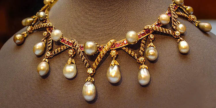 💎 Baroque Pearls: Nature’s Masterpiece Beyond Symmetry

When we hear the word baroque, most of us think of Europe’s elaborate art and architecture grand, ornate, and dramatic. 

- Baroque pearls are pearls with irregular, non-symmetrical shapes.

- They bend the rules of