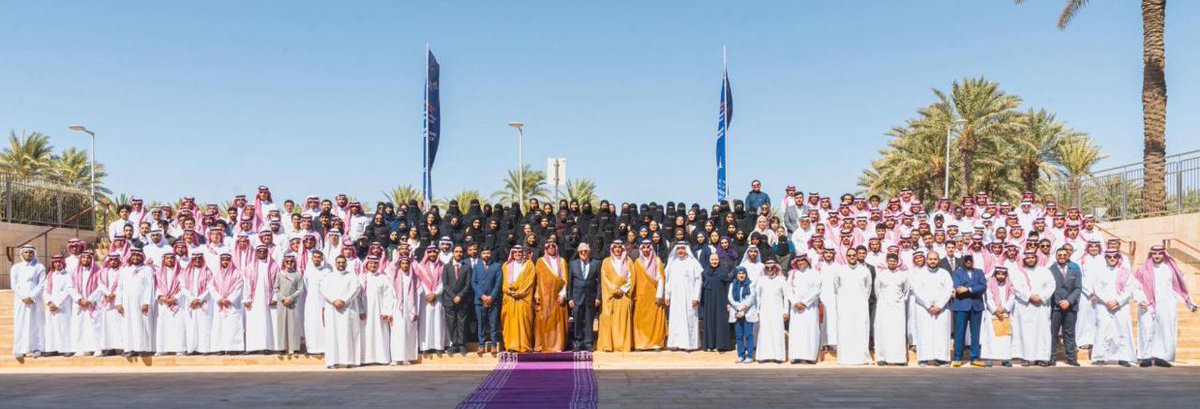 taibahu's tweet photo. خريجو #جامعة_طيبة
يثرون يوم عرض المشاريع
في الحفل الختامي لـ أكاديمية كاوست
@KAUST_Academy 
والتي احتفت بتخريج الدفعة الثالثة بـ(300) طالب وطالبة من مختلف الجامعات السعودية
من أصل أكثر من (10,000) متقدم ومتقدمة
اجتازوا (3) مراحل تنافسية 
انتهت بفرص ابتعاث داخلية وخارجية
إلى جامعات ومراكز عالمية
وكان من بينهم ثلاثة من 
خريجي كلية علوم وهندسة الحاسب بالجامعة

🔬 ماهر الحجيلي – ابتُعث إلى معهد ICTP في إيطاليا، وقدم مشروع مجهر هولوغرافي رقمي بالذكاء الا��طناعي للكشف عن أمراض الدم (الملاريا، فقر الدم المنجلي، الثلاسيميا).

📡 عبدالله ملبياري – تلقى تدريبه الخارجي في معهد ICTP، وطور نظامًا يعتمد على مستشعر رادار mmWave لرصد البعوض وإحصائه بشكل آلي واقتصادي، لدعم جهود مكافحة نواقل الأمراض.

🎥 شوق الحاتم – التحقت بـ AI Summer School في جامعة الملك خالد بأبها
وعملت على مشروع 
فهم سياقي لبيانات الفيديو 
في أنظمة المراقبة 
يحوّل الساعات الطويلة 
إلى مقاطع قصيرة دقيقة عبر الأوصاف الذكية.