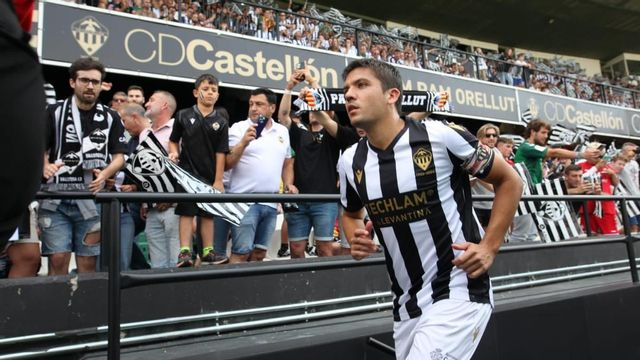 🆙Carles Salvador ocupará el puesto de entrenador del  Castellón 'B' en 2a RFEF mientras Pablo Hernández entrena al primer equipo.

💯El castellonense disputó 4 temporadas y media en el primer equipo, sumando más de 100 partidos.