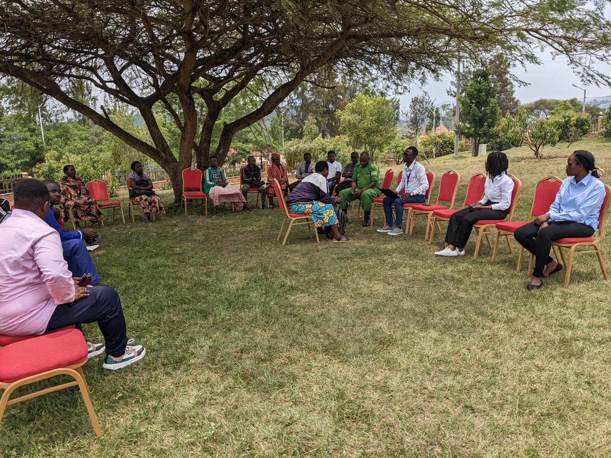 Uyu munsi ihuriro #UNILAKLSS kubufatanye n'Akarere ka <a href="/NyanzaDistrict/">Nyanza District</a> bafatanyije gukemura ibibazo by'Abaturage byiganjemo iby'Uubutaka,Ni igikorwa gisanzwe kiba buri wa kabiri (2).<a href="/Rwanda_Justice/">Ministry of Justice</a> <a href="/unilak_rwanda/">UNILAK_Rwanda</a> <a href="/NyanzaDistrict/">Nyanza District</a>
