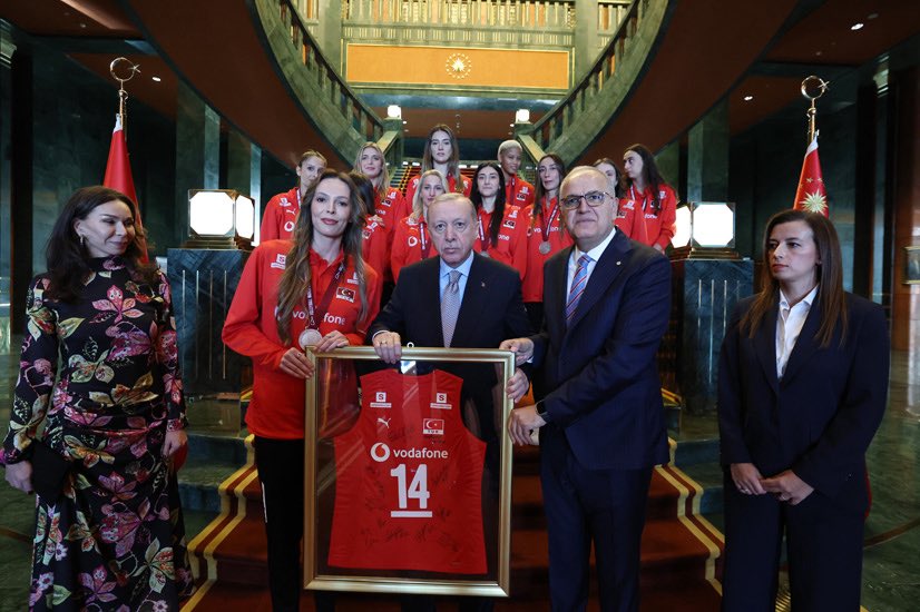 Cumhurbaşkanı Sayın Recep Tayyip Erdoğan, Dünya İkincisi Filenin Sultanları’nı Kabul Etti

⛓️t.ly/tAj5N