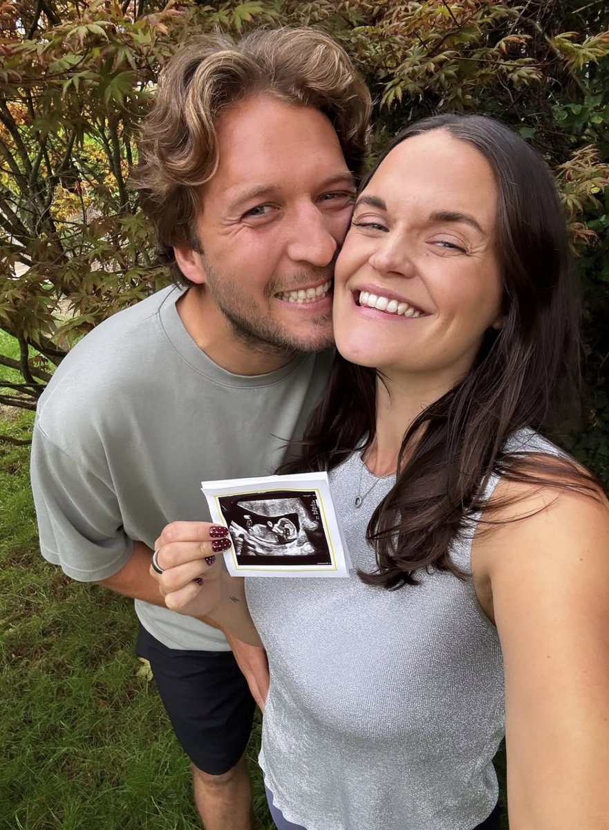 AHHHH laura winter from f1 tv is having a baby :))) sooo happy for her! congrats laura <3