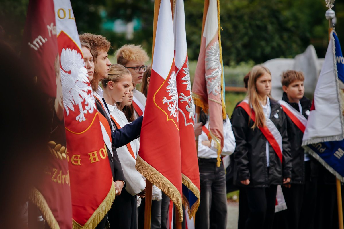 dorota_karo's tweet photo. 86 lat temu ZSRR napadł na Polskę. Tysiące zginęło, ponad milion zesłano na Sybir.
Dziś III Marsz Pamięci Sybiru w Wałbrzychu 🇵🇱 jednoczy mieszkańców w hołdzie ofiarom zesłań i męczeństwa.
Wspólna pamięć to nasza siła.
#Sybiracy #Wałbrzych https://t.co/nHyNG0OuxN