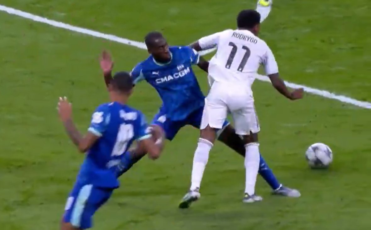 💥 Penalti de Kondogbia sobre Rodrygo
🔎 El centrocampista planta el pie en el suelo y es Rodrigo quien provoca el contacto
❌ No es penalti
⚽️ #RealMadridMarsella 
🏆 #ChampionsLeague
