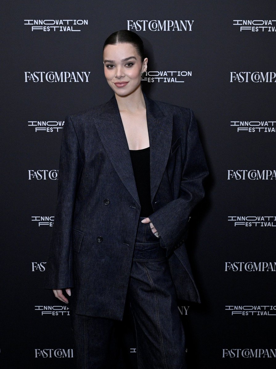 archiveshailees's tweet photo. HAILEE STEINFELD IN A SUIT !! https://t.co/ttlElgFhlG