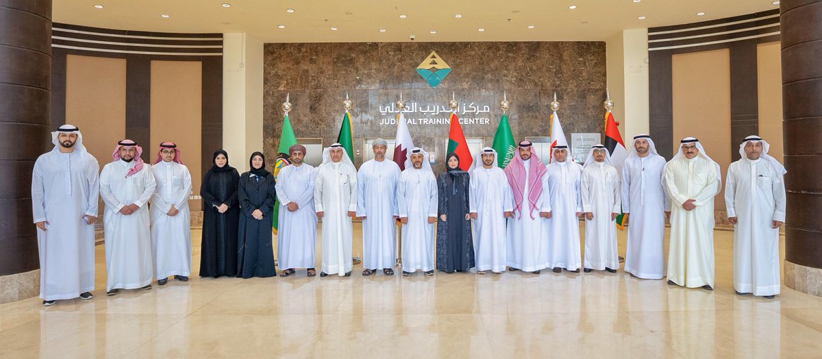 في إطار برنامج الزيارات المشتركة بين المراكز والمعاهد القضائية بدول #مجلس_التعاون_الخليجي؛ استقبل #مركز_التدريب_العدلي وفود دول المجلس مُمثلة بقيادات المراكز والمعاهد القضائية، حيث اطلعت الوفود على ممارسات وتجارب المركز في التدريب والتأهيل القانوني.