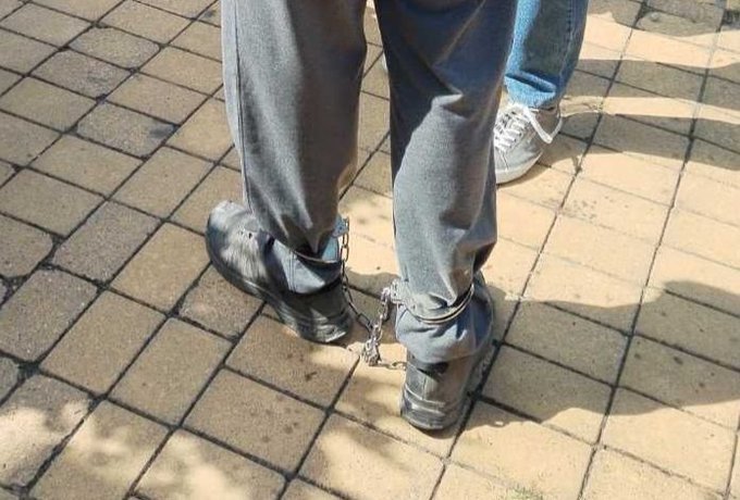 To do sada nije vidjeno ! 
Fotografije studenta, 
Vučićevog sužnja, 
sa bukagijama 
otišle su u Evropu i svet .