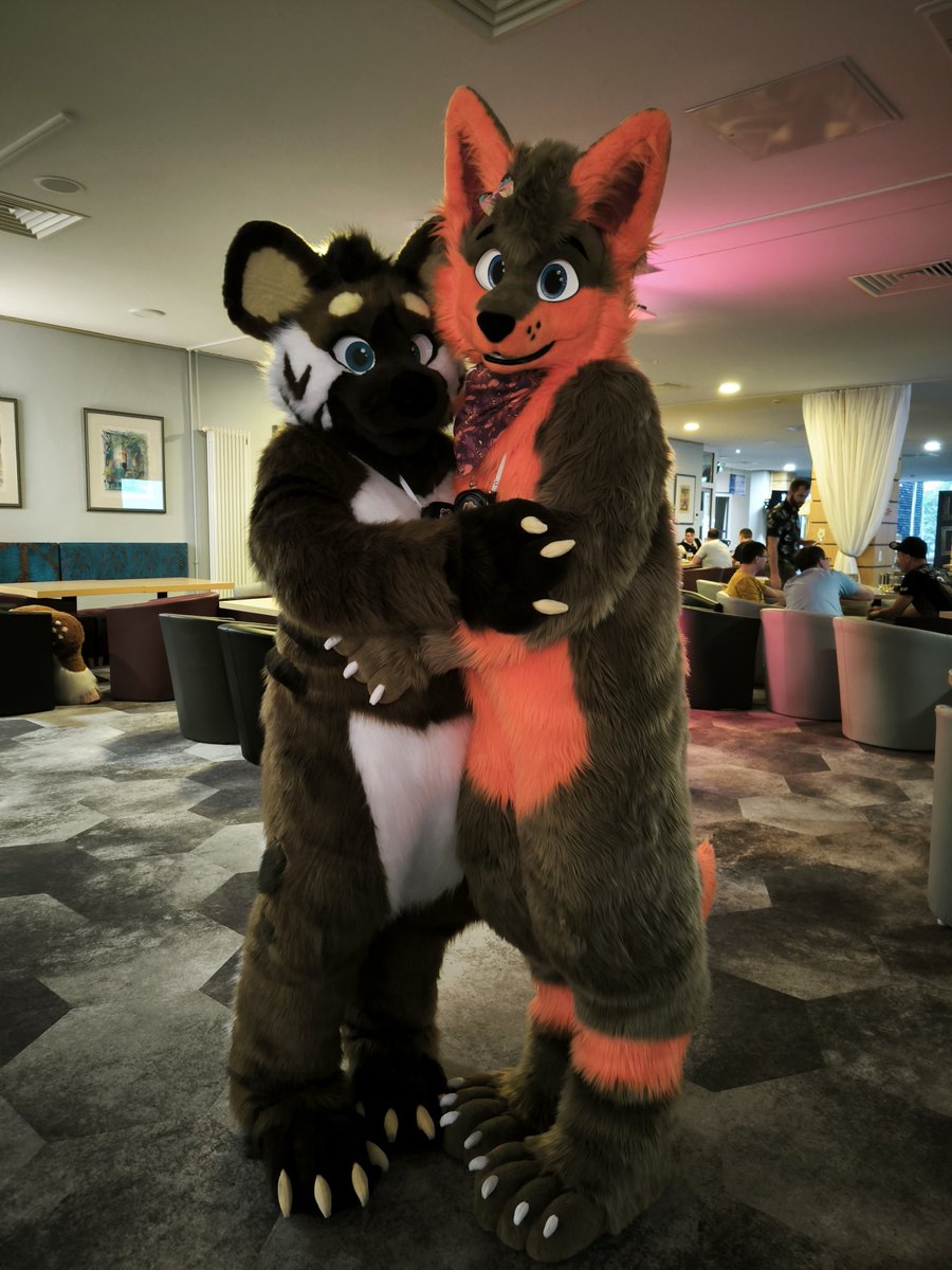 Day -1 of <a href="/sachsenfurs/">Sachsen Furs e.V.</a> #EAST13 #EAST2025
Already having a good time here.
Met some cuties as well ^^
1: <a href="/LennartDragon/">Lennart the Dragon</a> &amp; <a href="/GreyIce_Bear/">Lars/Koofe</a> 
2: <a href="/GreyIce_Bear/">Lars/Koofe</a>, Lunario, ?
3: <a href="/DigoHusky/">Digo The Husky</a> 
4: ?, <a href="/Lotytus/">Lotytus</a> 

#furry #furries #fursuit #fursuiter #furryfandom