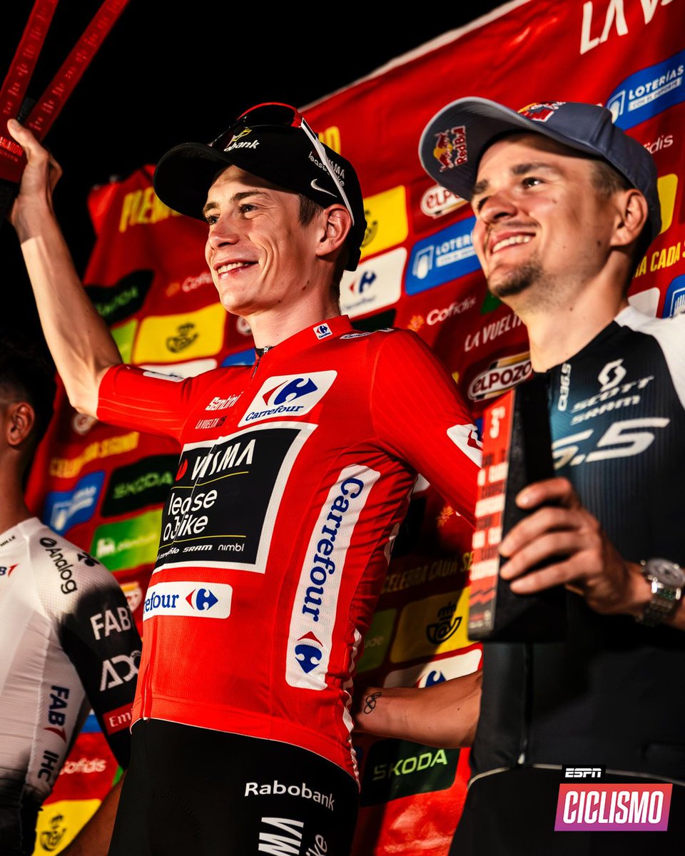 La madre de Pidcock y la mejor idea de toda #LaVuelta25. 👩‍👦

🗨️ "La idea del podio fue de la madre de Tom. Estaban todos en otros hoteles y vinieron al nuestro, parecía una excursión escolar. Fue una linda manera de celebrar, más pequeña e íntima, más linda de lo que había