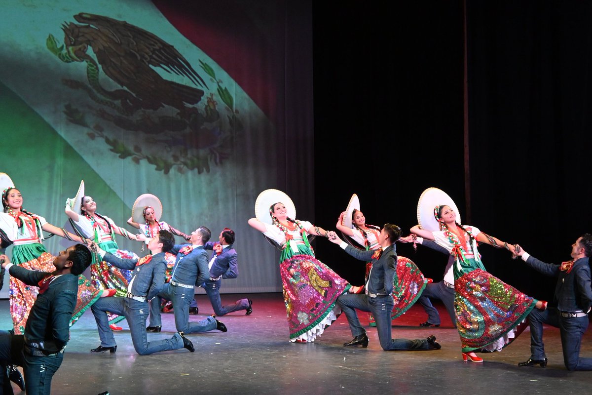 CulturaUG's tweet photo. 🇲🇽
Una explosión de colores, música y danza que nos recordó la fuerza de nuestras raíces y el amor por nuestra tierra. 💃🎶

#FiestasPatrias #BAFUG #AlSonDeMéxico #FestivalVivaGuanajuato #TeatroJuárez #OrgulloMexicano #CulturaUG
 @culturagobgente @UdeGuanajuato https://t.co/2OJzGofcM0