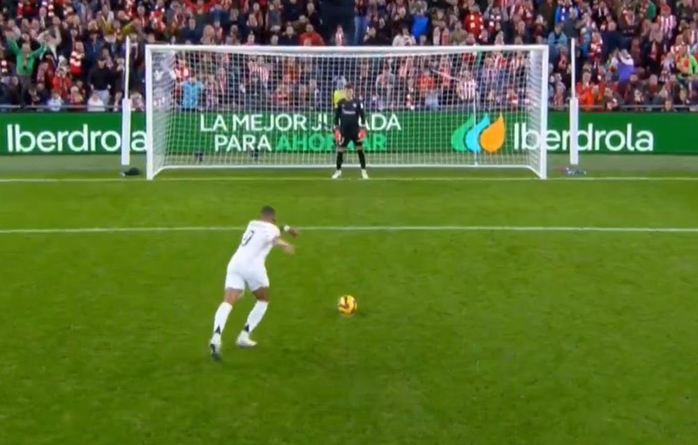 Primer gol del Madrid en Liga: De penalti.

Primer gol del Madrid en Champions: De penalti.